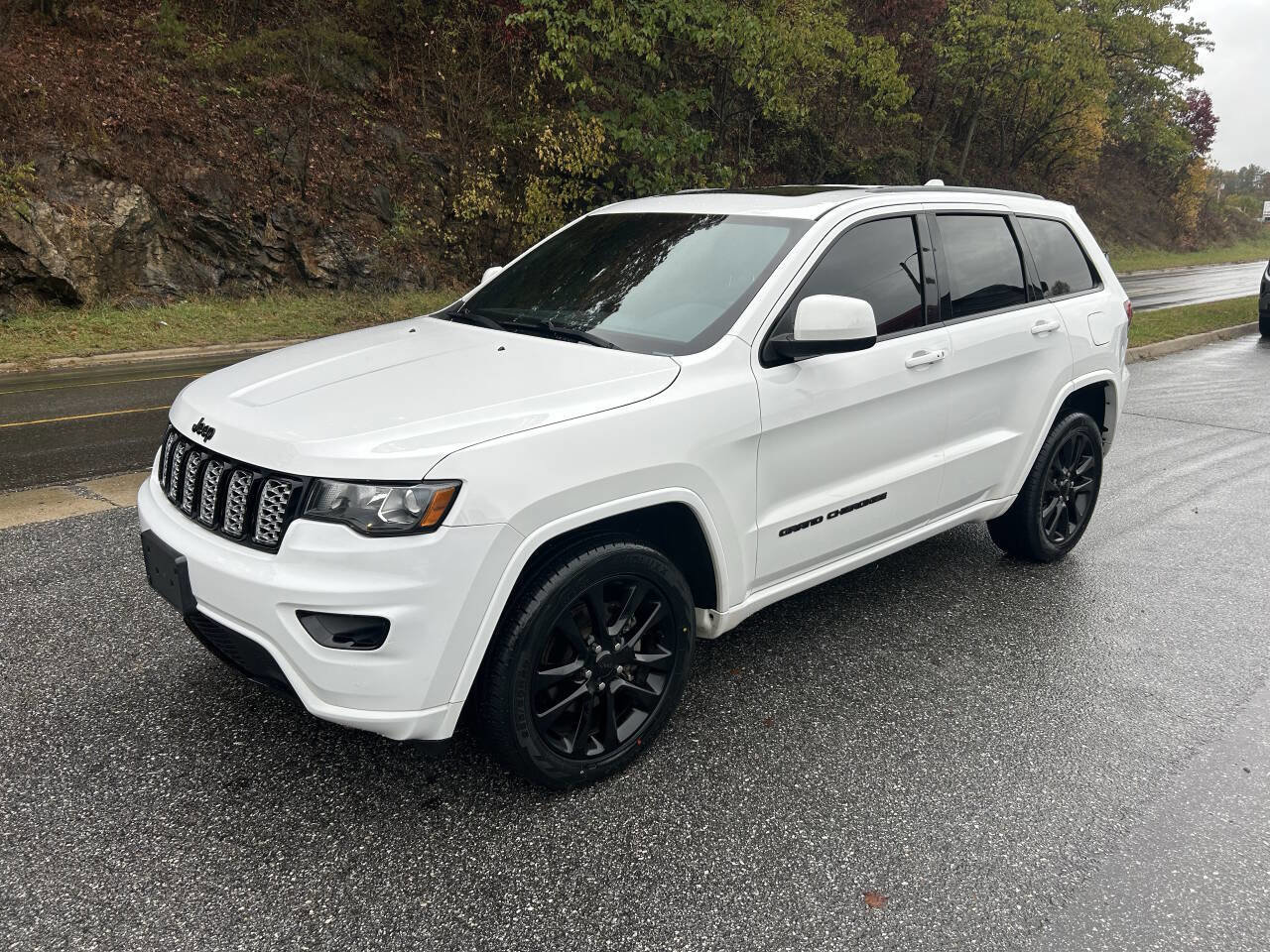 Used 2017 Jeep Grand Cherokee Altitude image 2