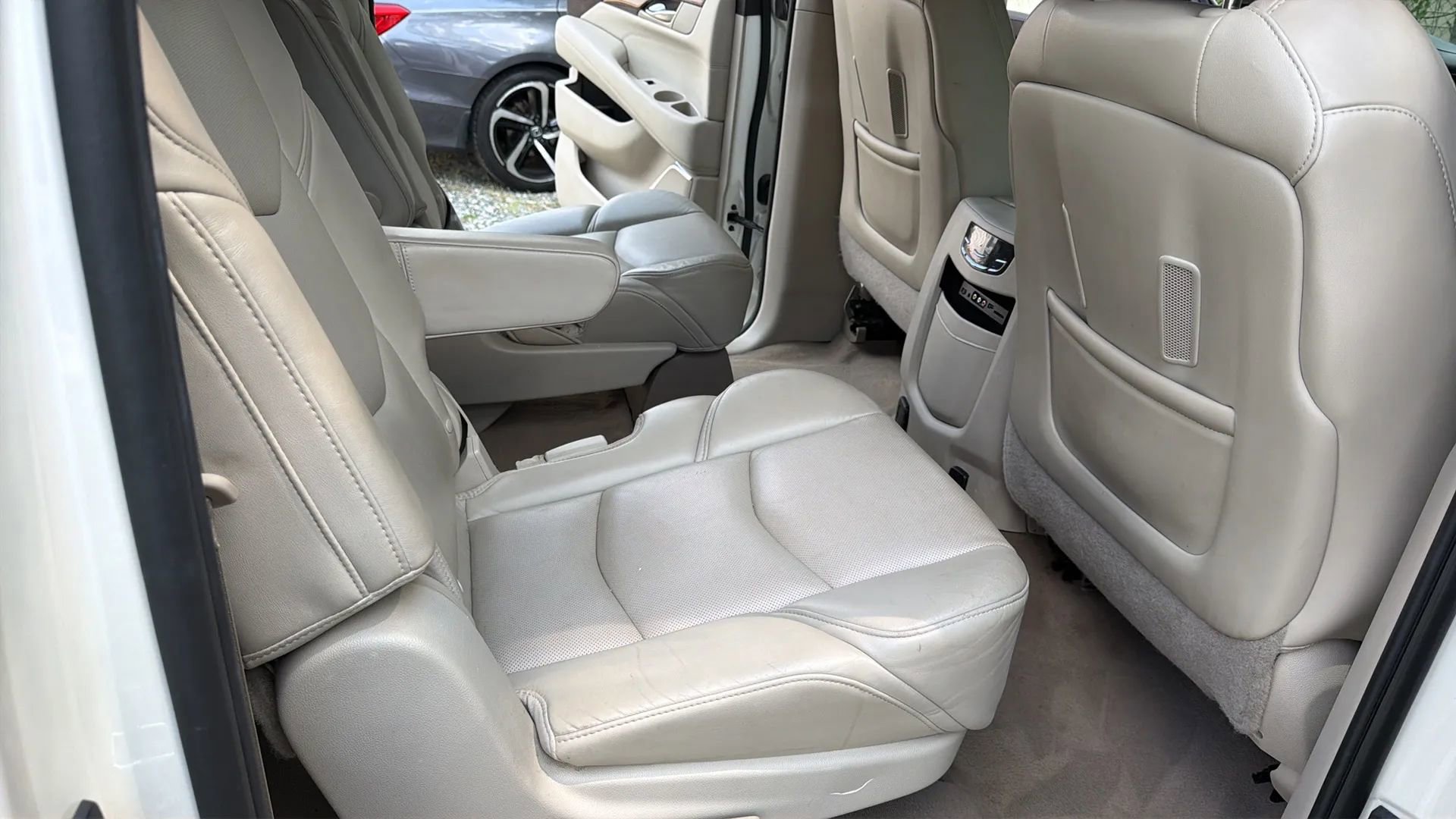 Used 2015 Cadillac Escalade ESV Luxury AWD/4WD image 32