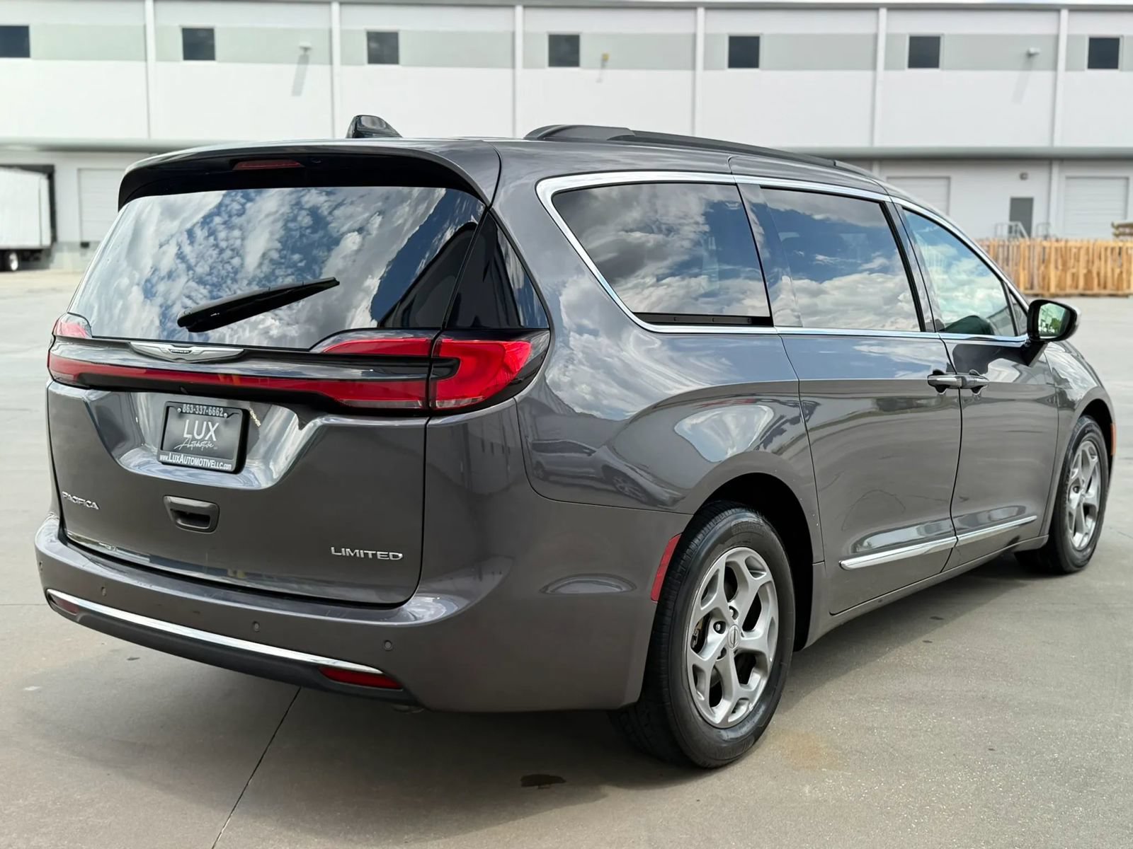 Used 2023 Chrysler Pacifica Limited FWD image 7