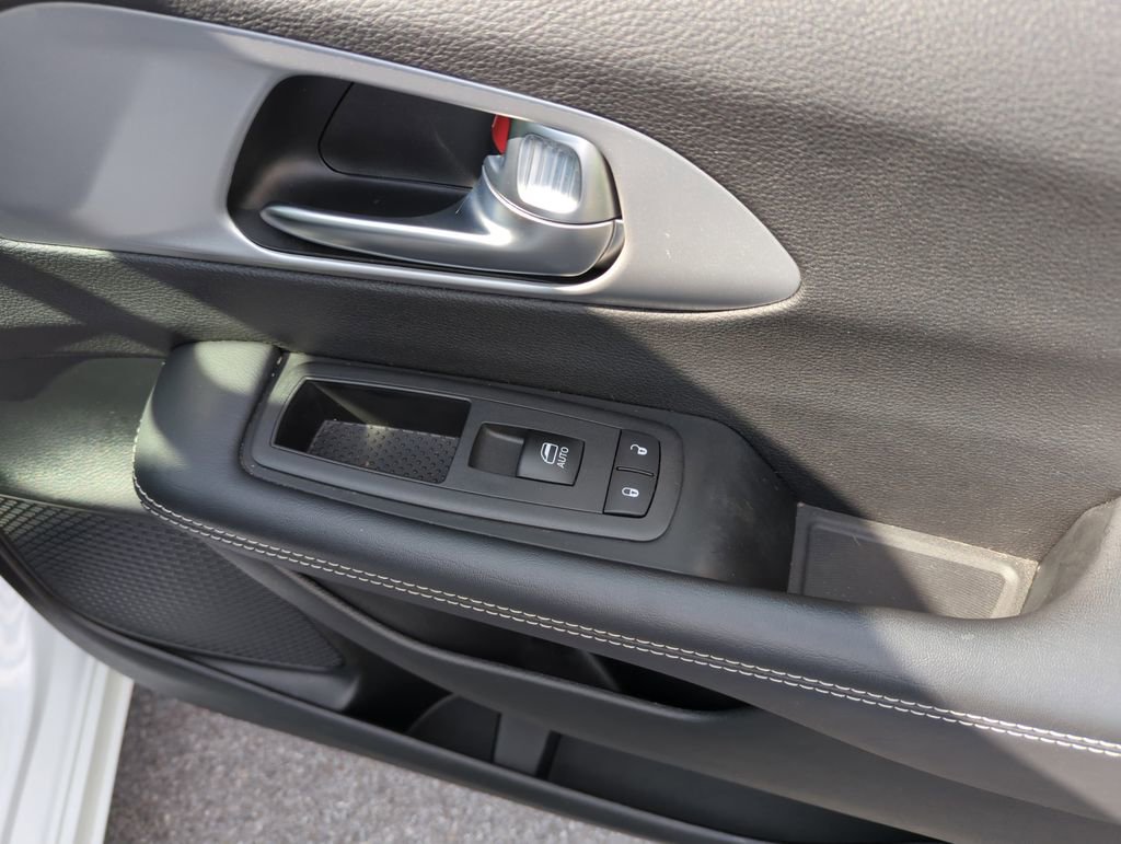 Used 2025 Chrysler Pacifica Limited image 35