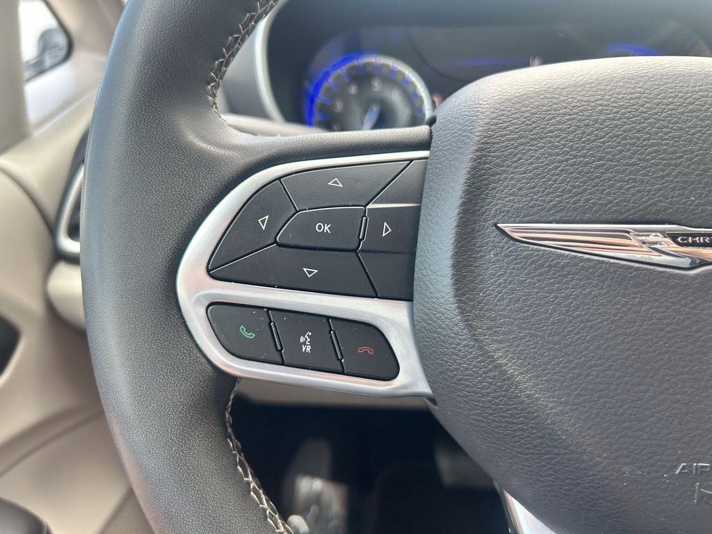 Used 2023 Chrysler Pacifica Touring-L FWD image 31