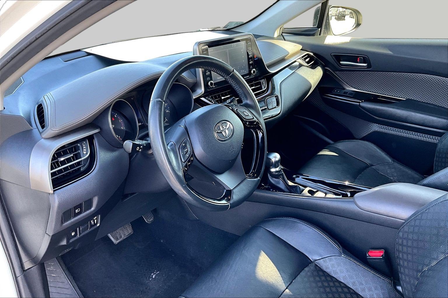 Used 2020 Toyota C-HR Limited FWD image 11