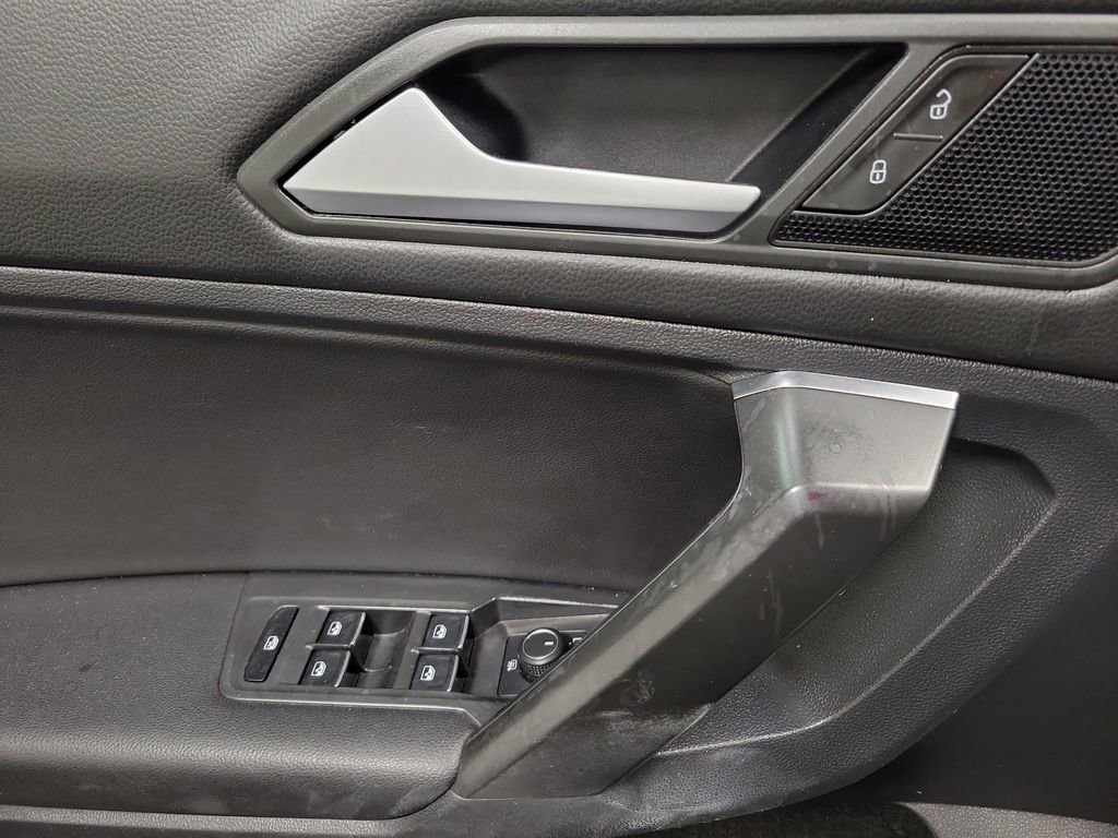 Used 2021 Volkswagen Tiguan SE w/ Panoramic Sunroof Package image 19