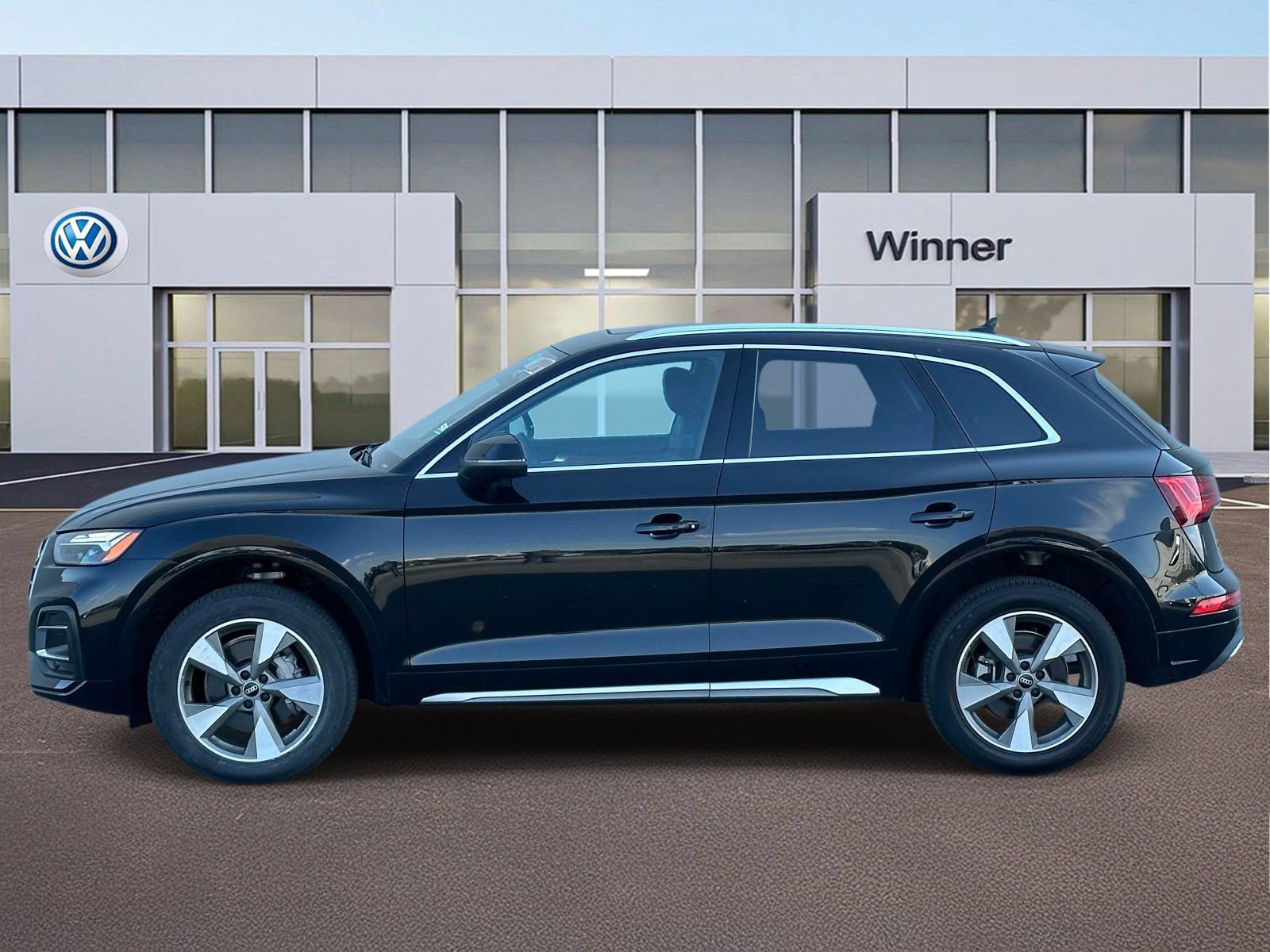 Used 2023 Audi Q5 2.0T Premium w/ Convenience Package AWD/4WD image 2
