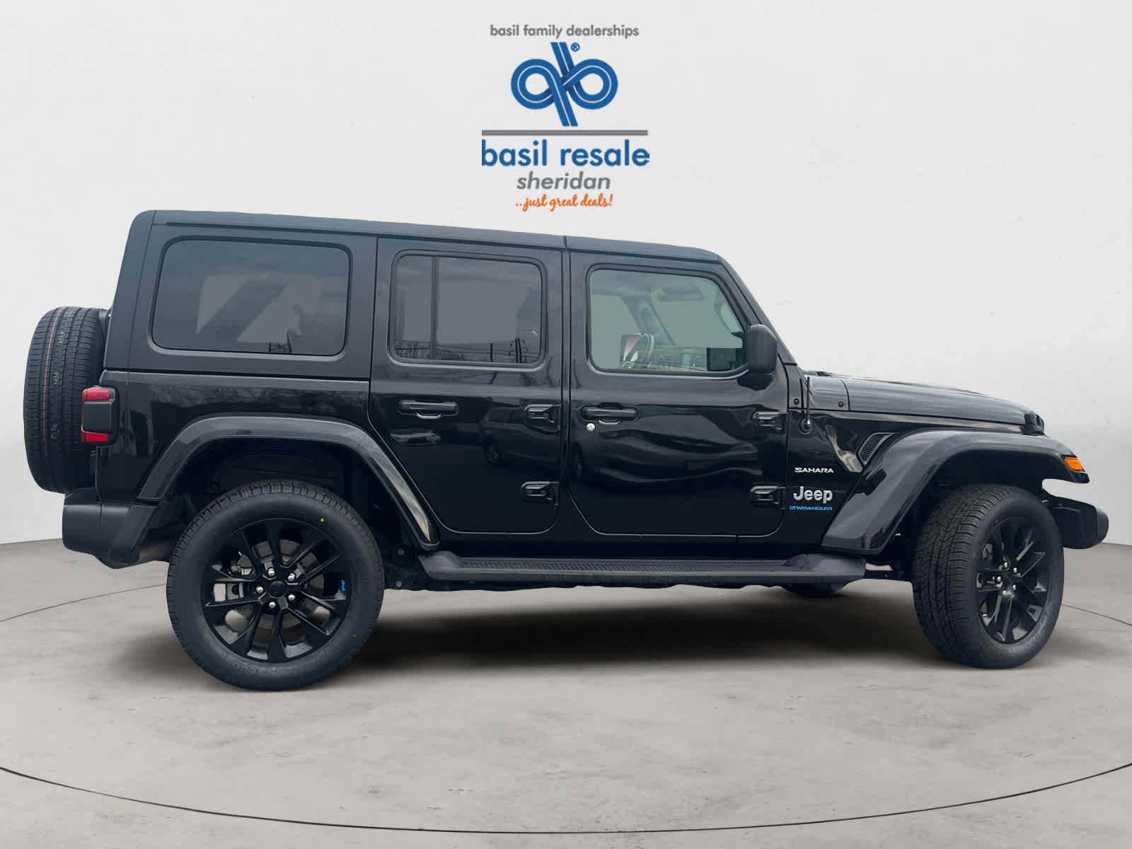 Used 2023 Jeep Wrangler Unlimited Sahara w/ Cold Weather Group AWD/4WD image 14