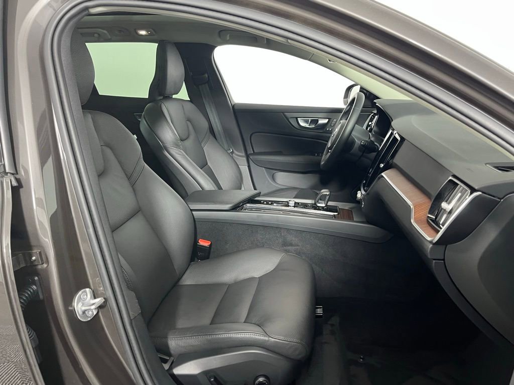 Used 2025 Volvo V60 B5 Cross Country Plus image 28