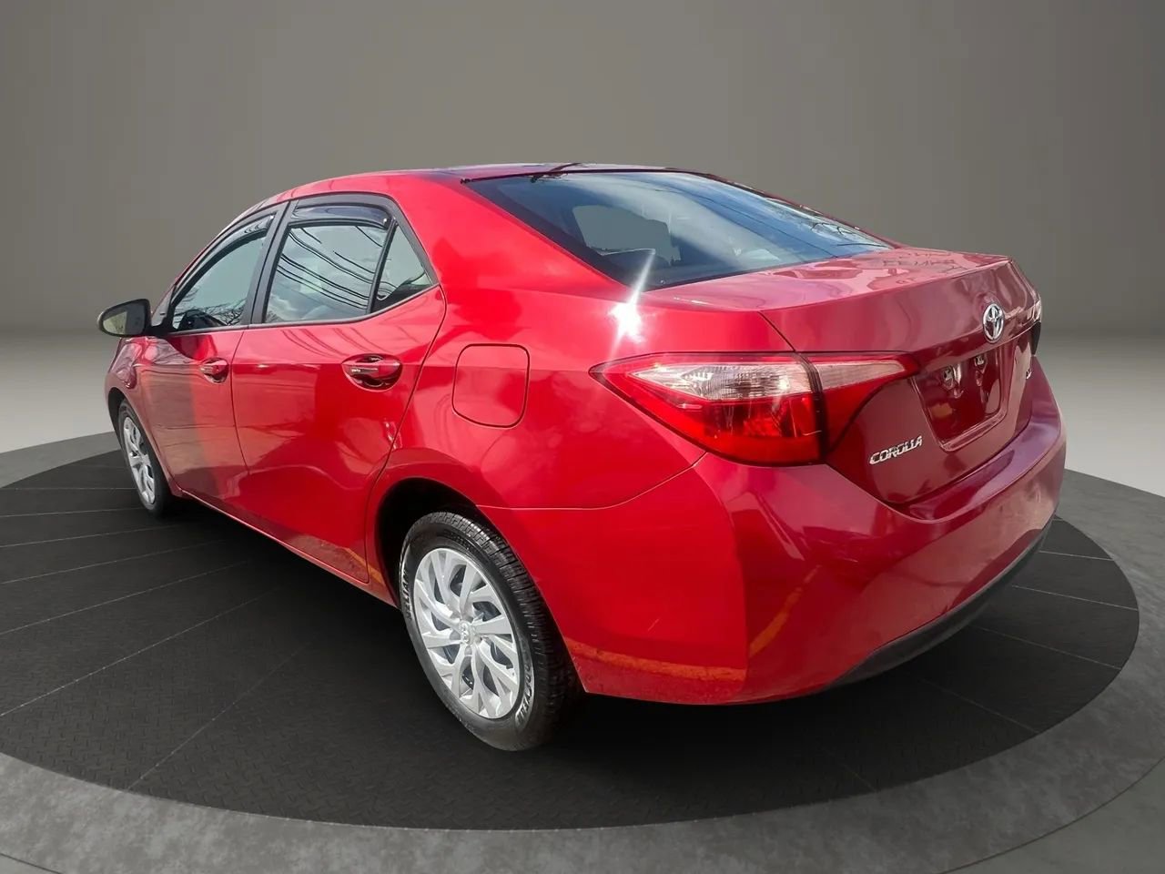 Used 2018 Toyota Corolla LE image 7