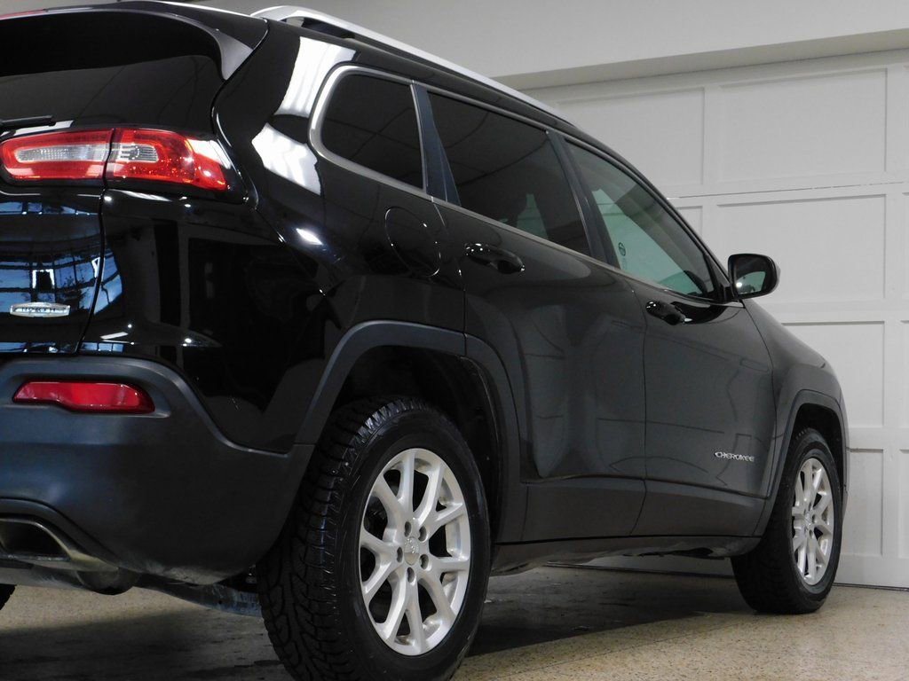 Used 2017 Jeep Cherokee Latitude w/ Comfort & Convenience Group AWD/4WD image 86