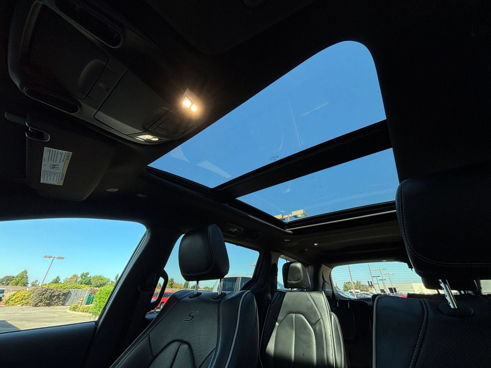 Used 2025 Chrysler Pacifica Limited FWD image 31