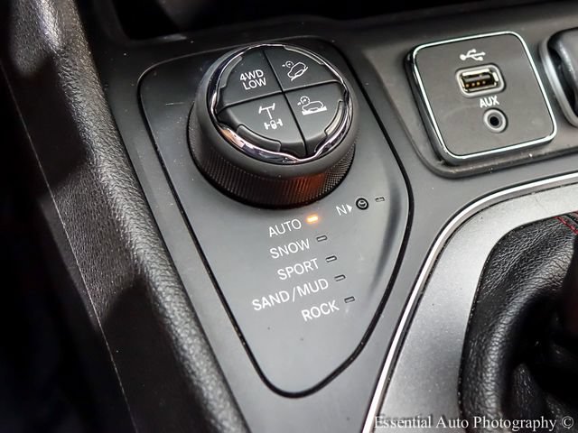 Used 2019 Jeep Cherokee Trailhawk AWD/4WD image 17