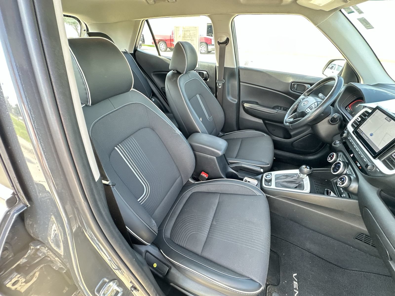 Used 2024 Hyundai Venue Limited FWD image 27