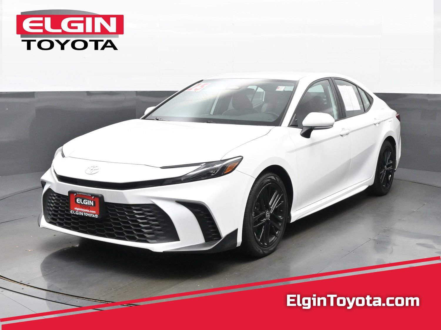 Used 2025 Toyota Camry SE FWD image 1