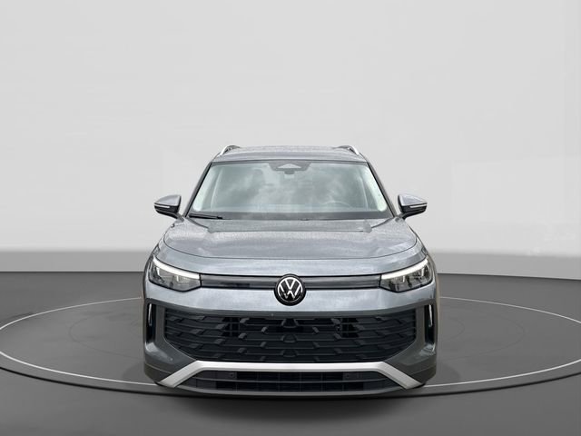 Used 2025 Volkswagen Tiguan S image 2