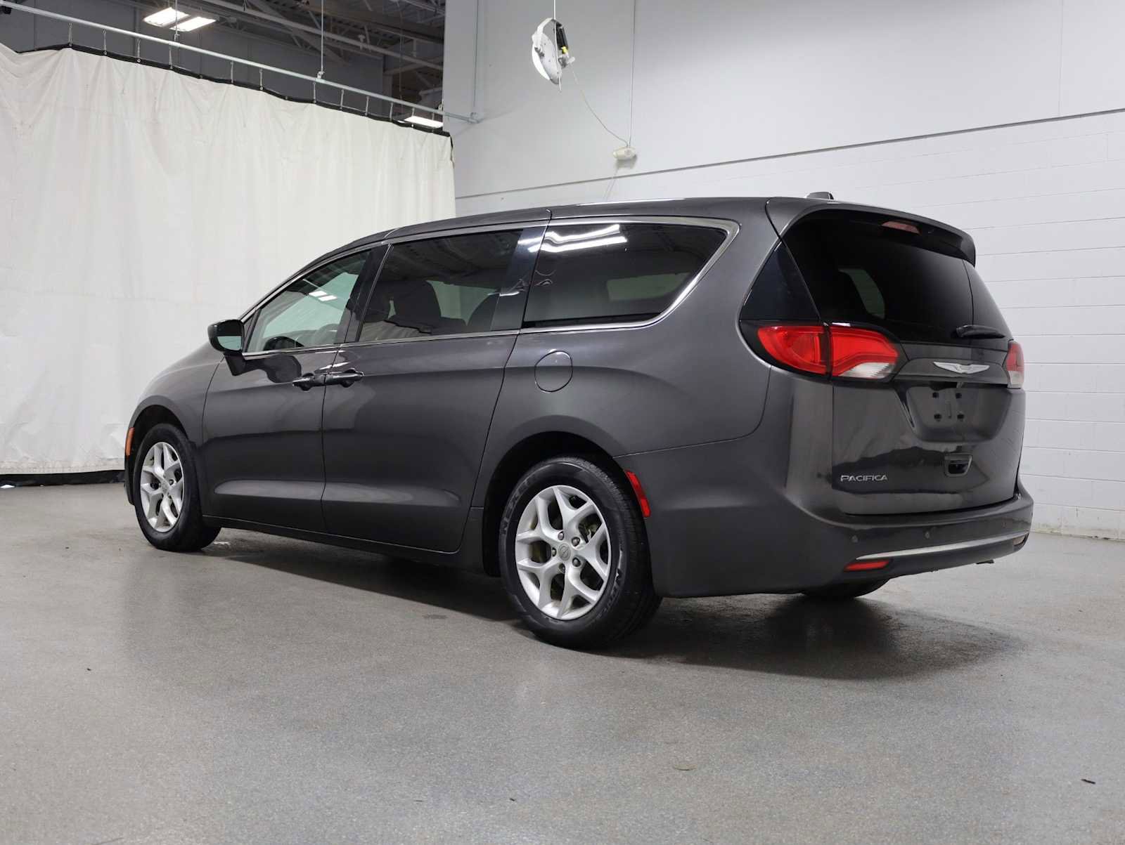 Used 2018 Chrysler Pacifica Touring Plus w/ Tire & Wheel Group FWD image 3