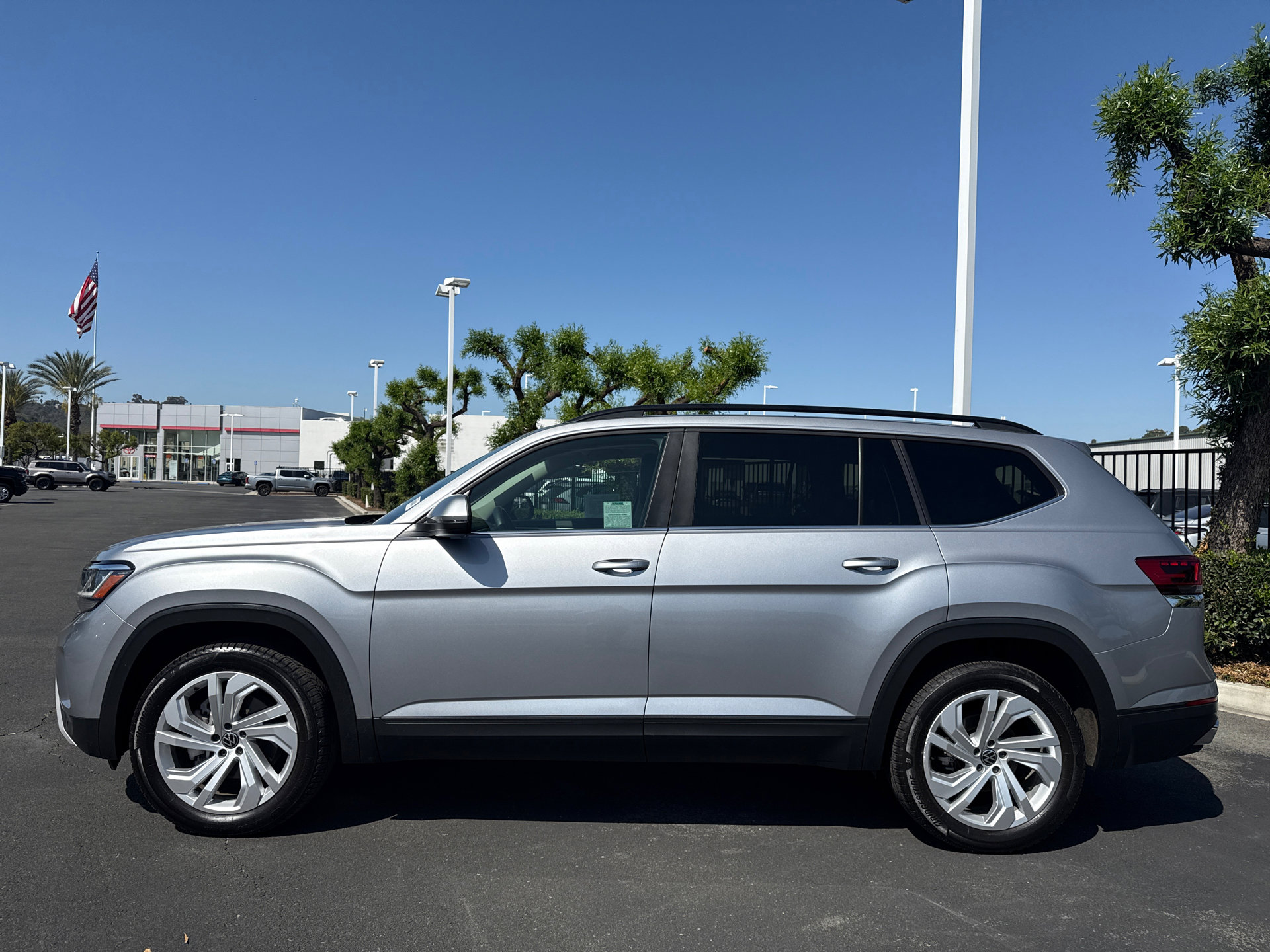 Used 2021 Volkswagen Atlas SE w/ Panoramic Sunroof Package FWD image 4