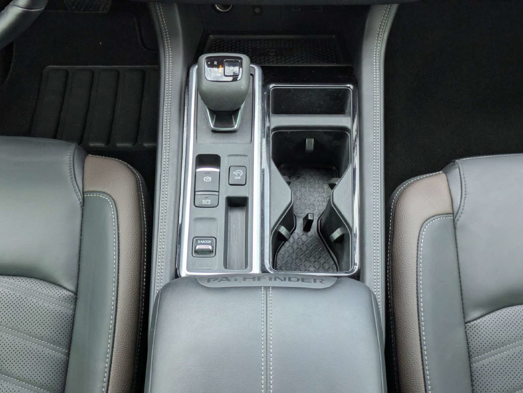 Used 2025 Nissan Pathfinder Platinum w/ Black Appearance Package FWD image 19