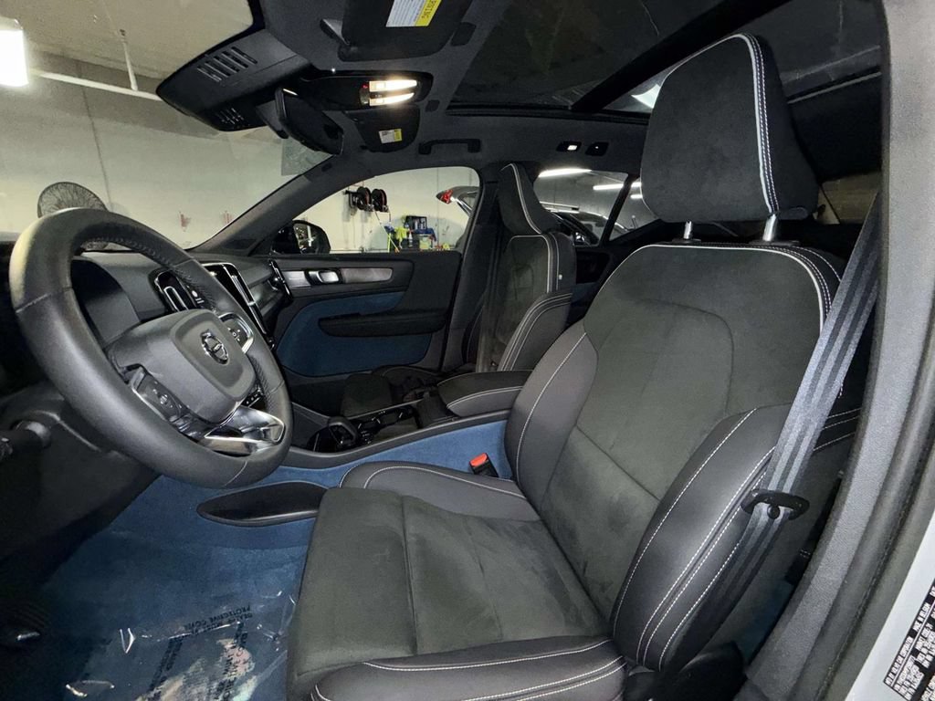Used 2023 Volvo XC40 Recharge Ultimate AWD/4WD image 2