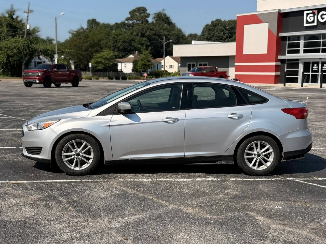 Used 2018 Ford Focus SE FWD image 2