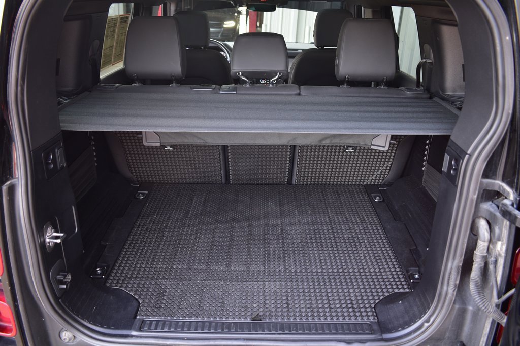 Used 2025 Land Rover Defender 110 S image 32