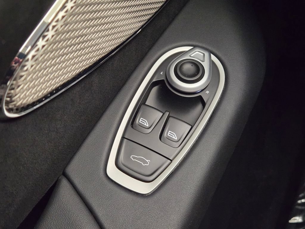Used 2025 Aston Martin V8 Vantage Coupe RWD image 38