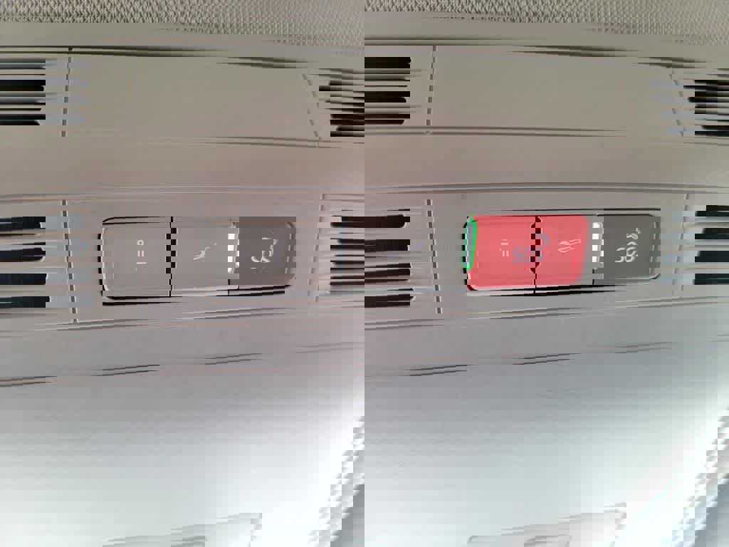 Used 2022 Volkswagen Taos SE w/ Panoramic Sunroof Package image 18