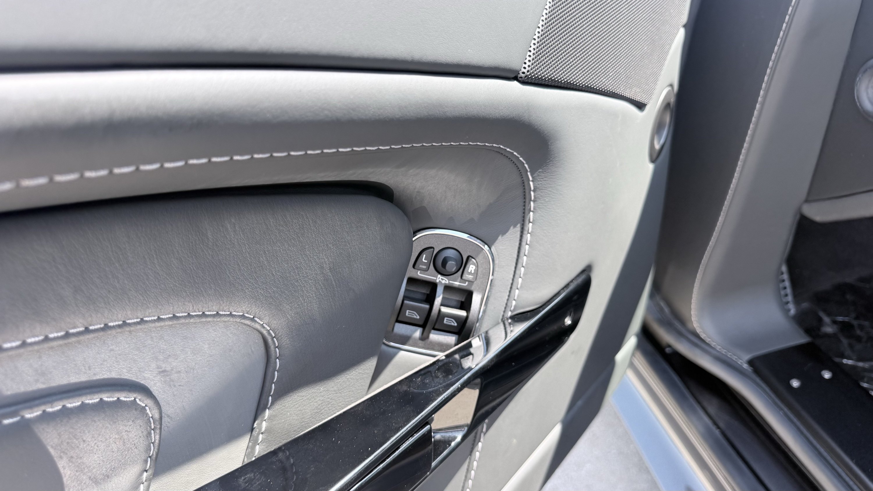 Used 2015 Aston Martin V12 Vantage S RWD image 18