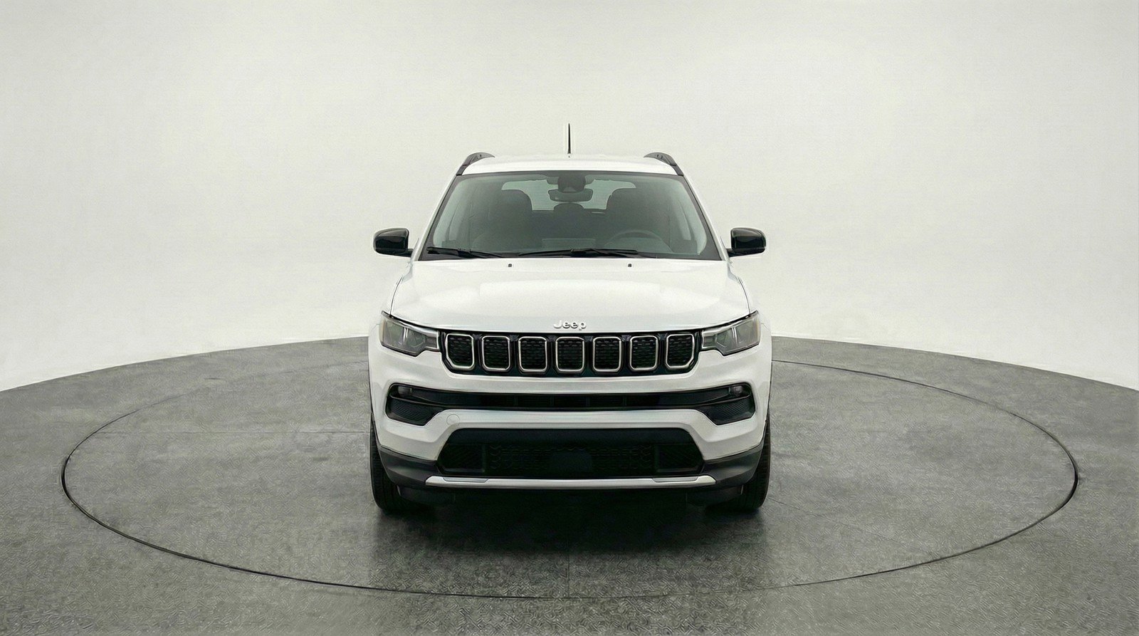 Used 2025 Jeep Compass Latitude image 2