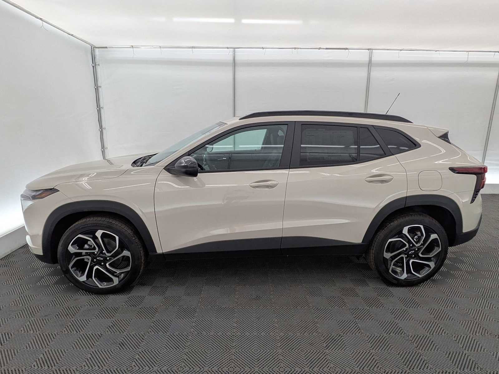 New 2026 Chevrolet Trax RS w/ Sunroof Package FWD image 3