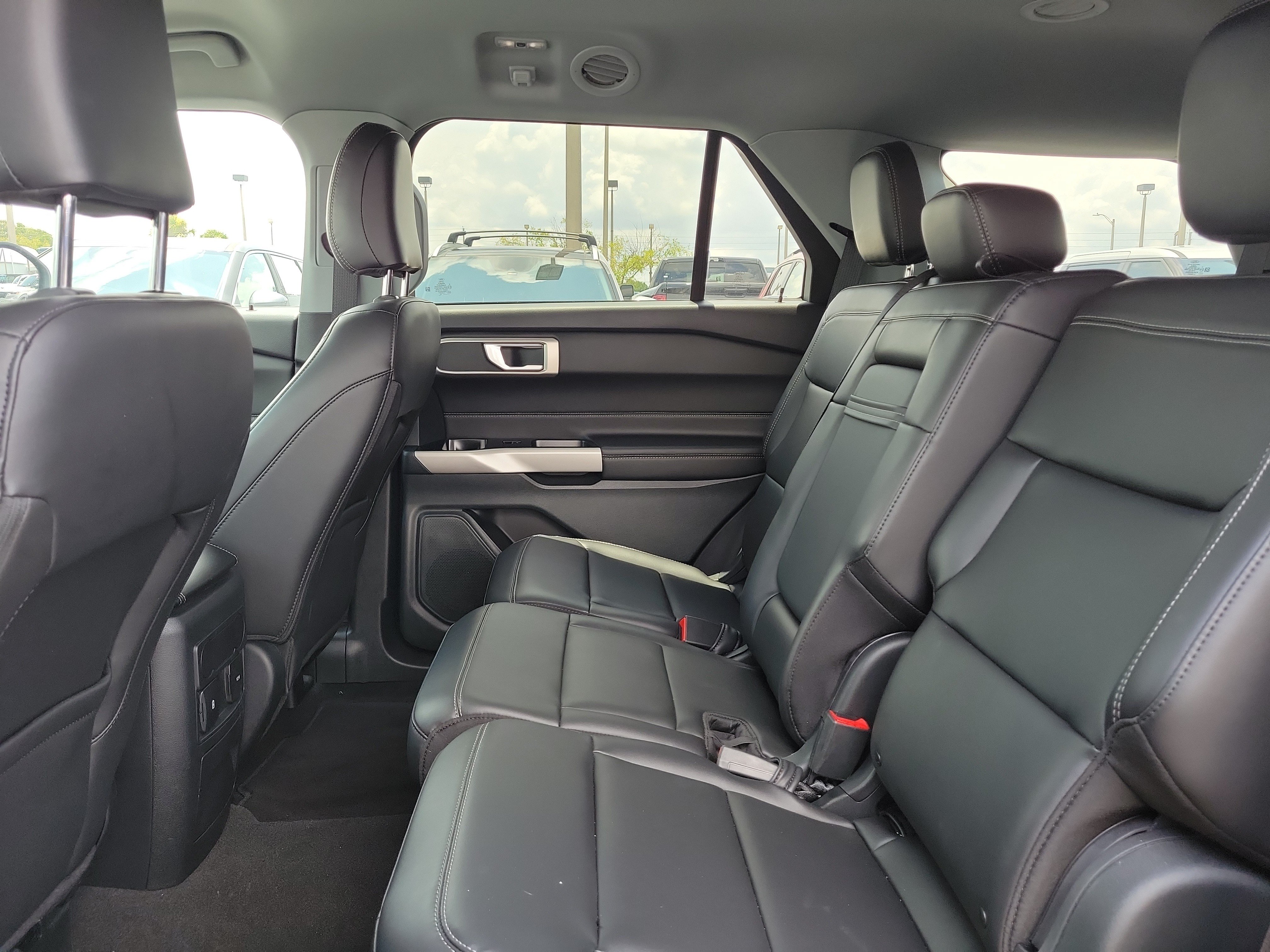 Used 2024 Ford Explorer XLT w/ Equipment Group 202A RWD image 17