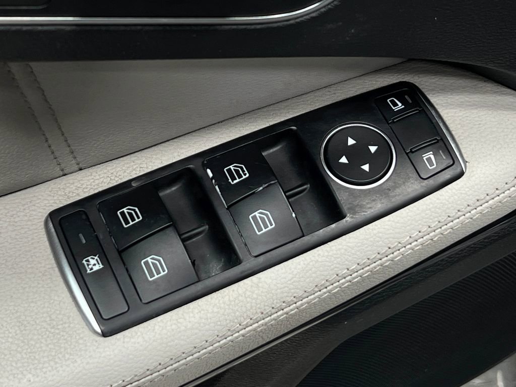 Used 2013 Mercedes-Benz E 350 4MATIC Sedan image 16