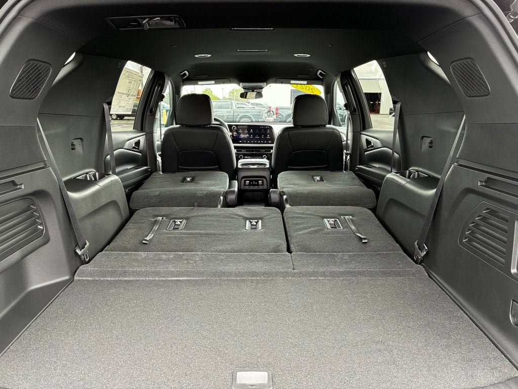 New 2027 Chevrolet Traverse LT w/ LPO, Floor Liner Package AWD/4WD image 32