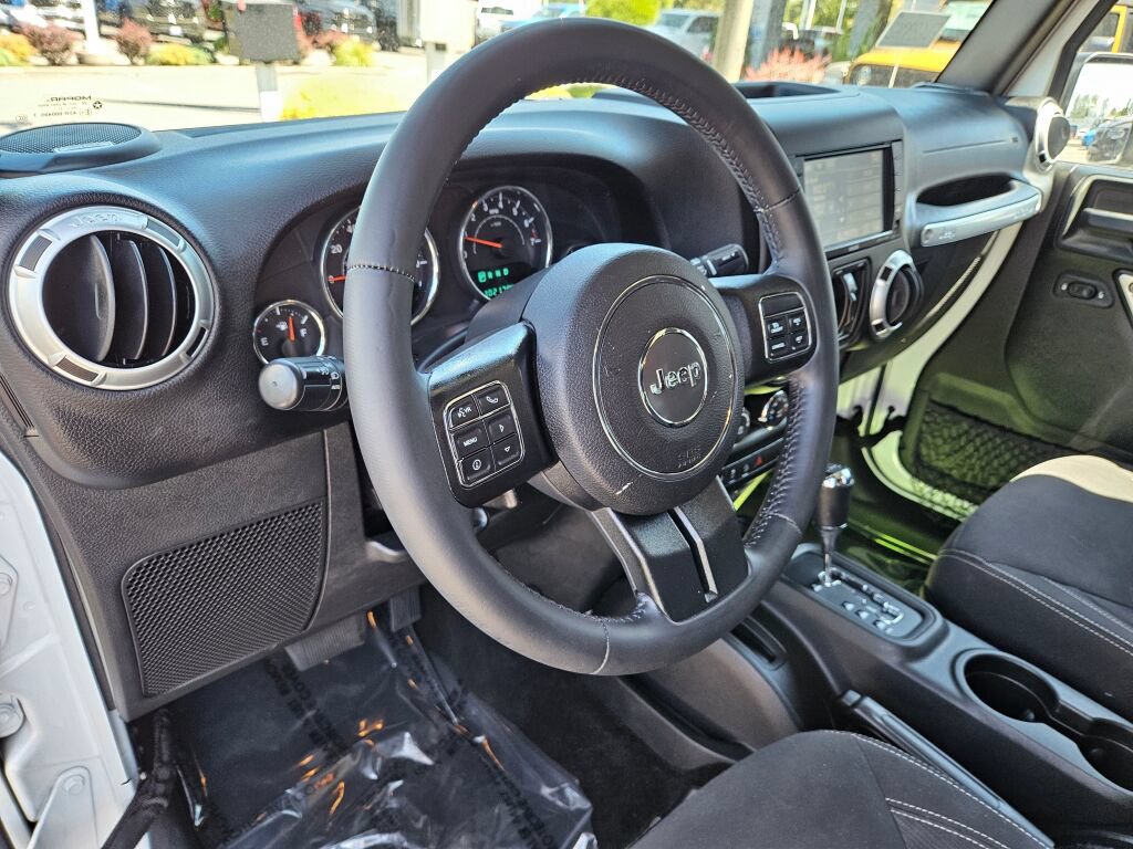 Used 2015 Jeep Wrangler Unlimited Sahara w/ Connectivity Group AWD/4WD image 18