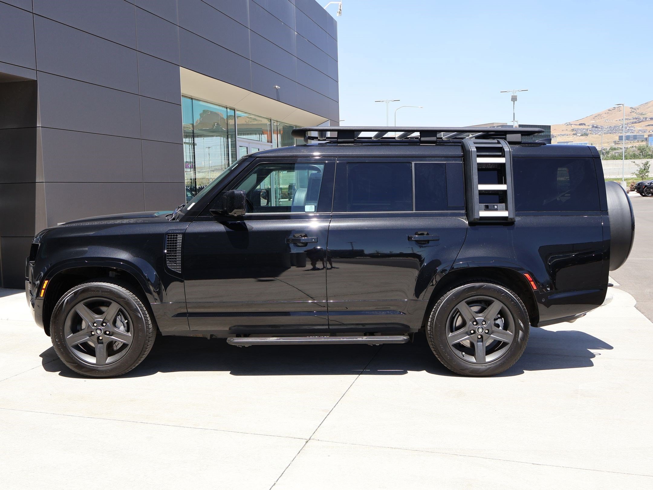 Certified 2025 Land Rover Defender 130 X-Dynamic SE AWD/4WD image 11