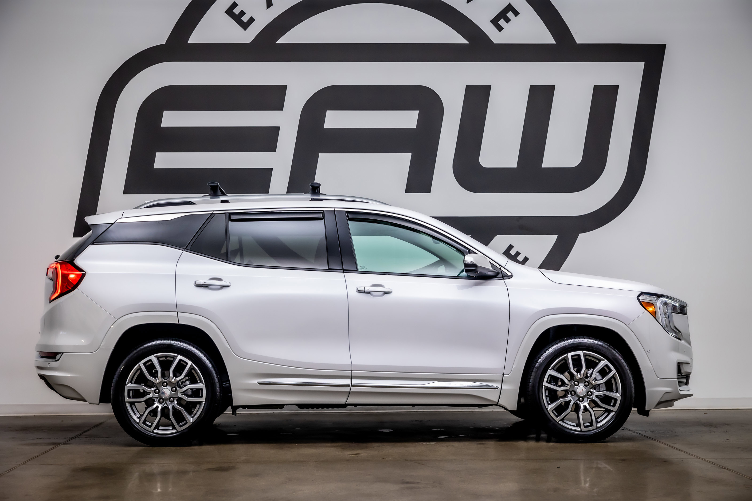 Used 2024 GMC Terrain Denali w/ Denali Premium Package AWD/4WD image 8