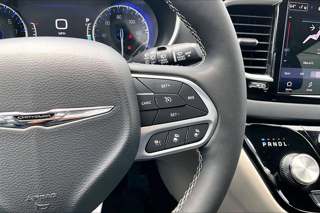 Used 2024 Chrysler Pacifica Touring-L FWD image 12