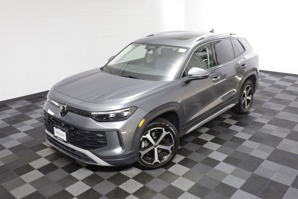 Used 2025 Volkswagen Tiguan SE w/ Panoramic Sunroof Package AWD/4WD image 2