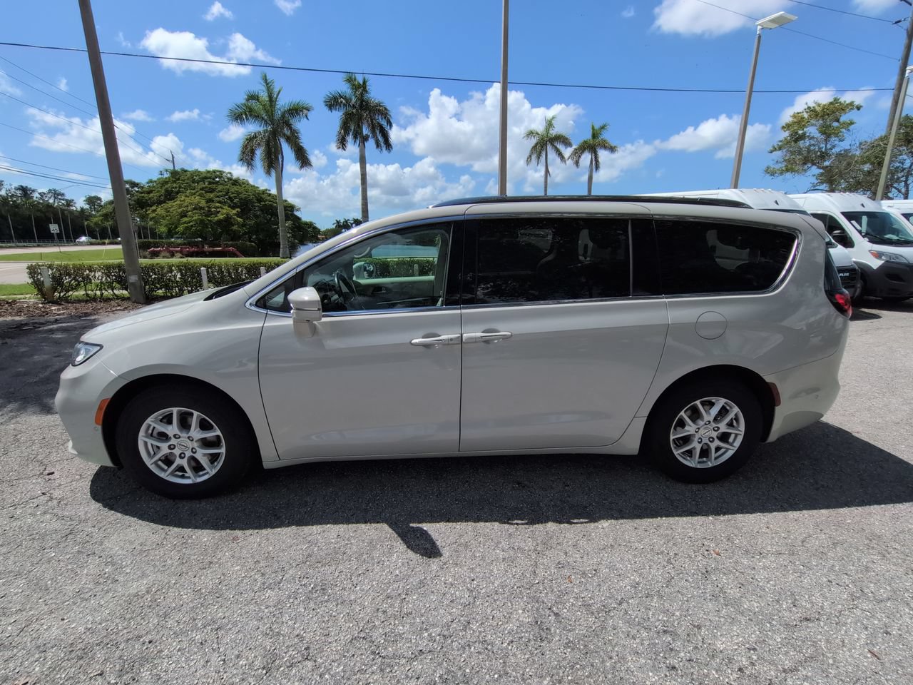 Used 2021 Chrysler Pacifica Touring-L w/ Premium & Safety Sphere Group FWD image 8