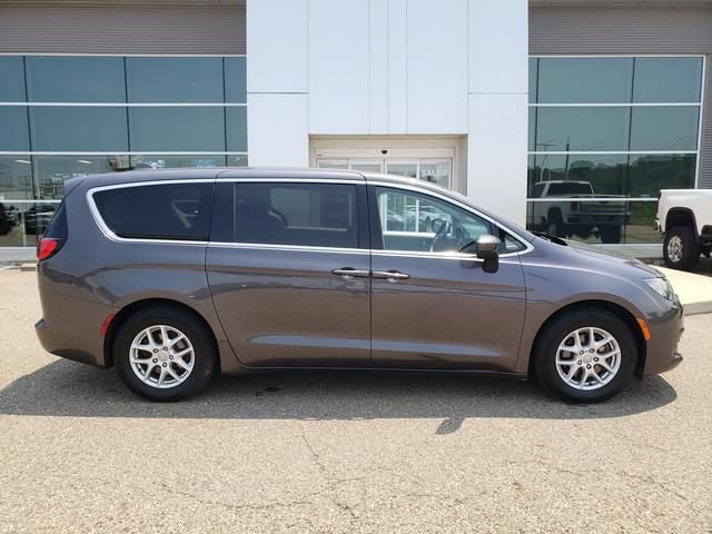 Used 2017 Chrysler Pacifica Touring FWD image 3