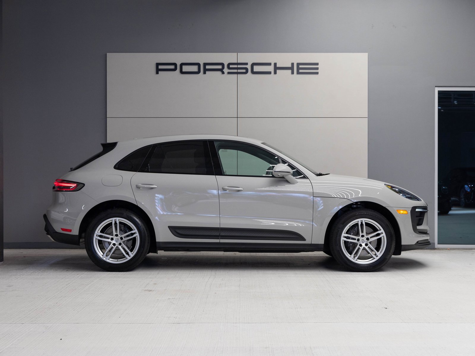Used 2025 Porsche Macan image 8