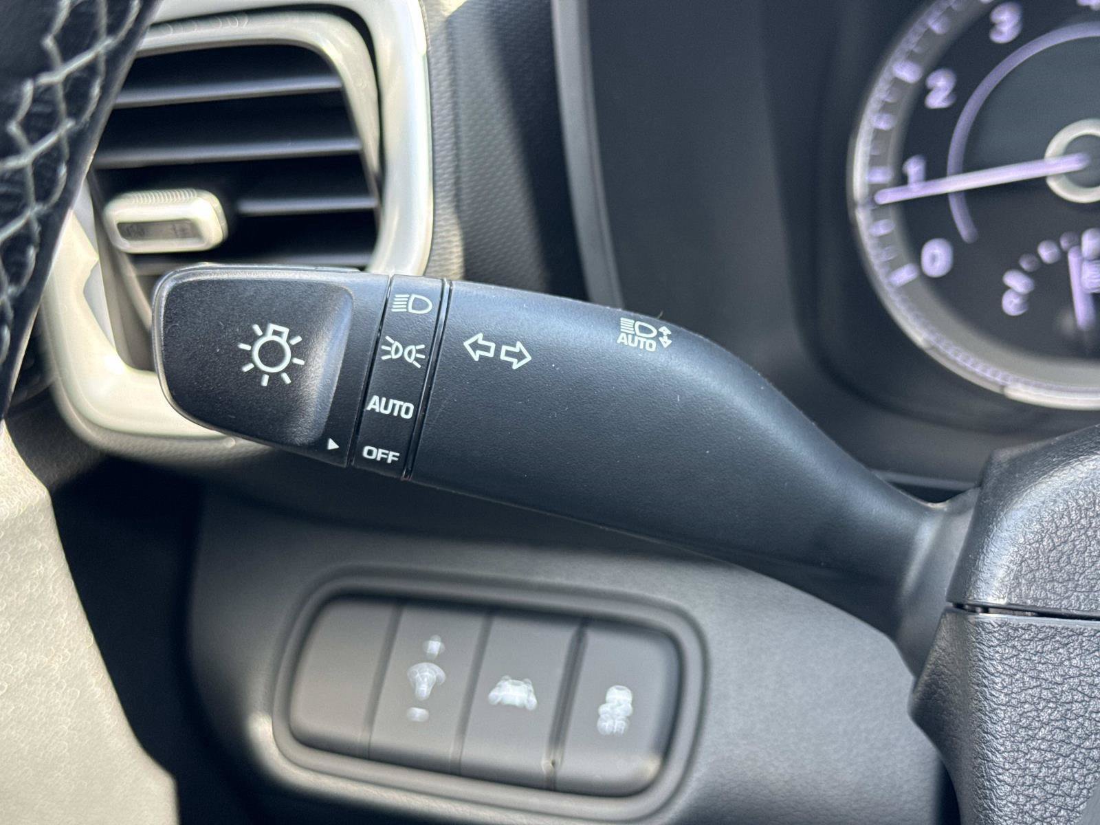 Certified 2022 Hyundai Venue SEL FWD image 11