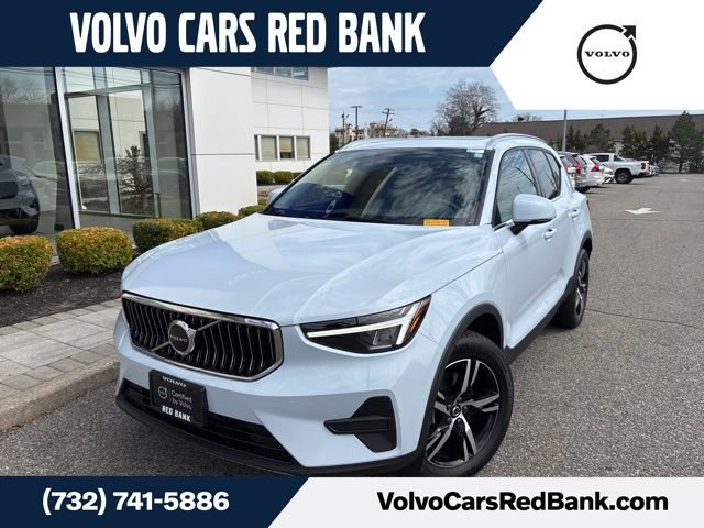 Used 2025 Volvo XC40 B5 Core image 1