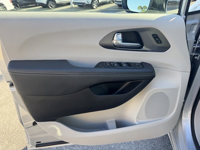 Used 2024 Chrysler Pacifica Touring-L image 13