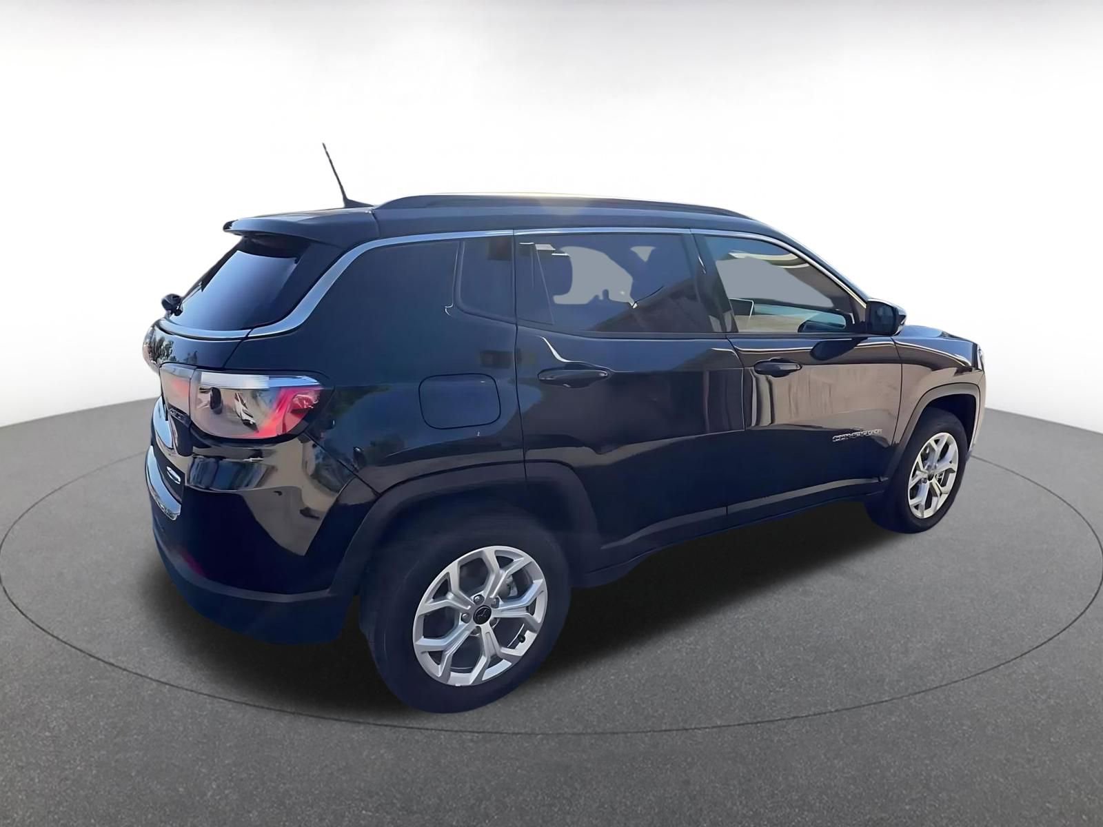 Used 2025 Jeep Compass Latitude AWD/4WD image 14