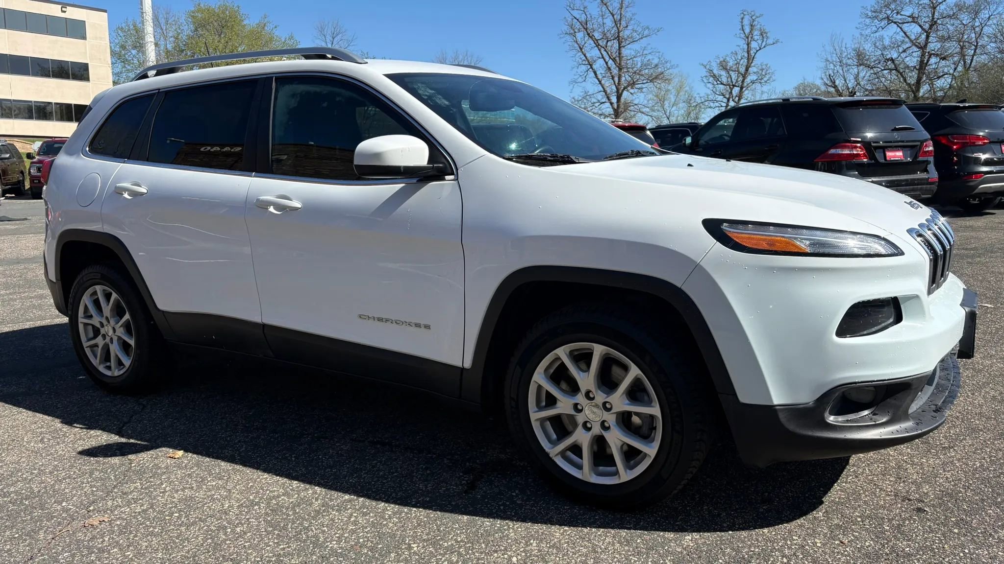 Used 2017 Jeep Cherokee Latitude w/ Cold Weather Group AWD/4WD image 12