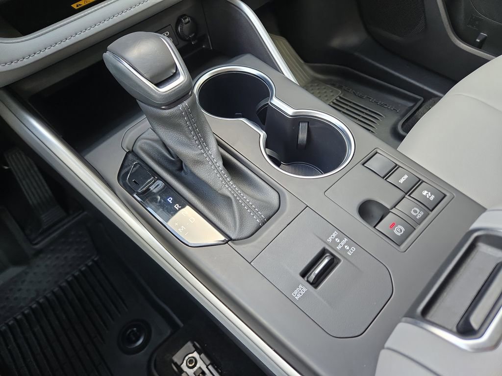 Used 2024 Toyota Highlander LE image 16