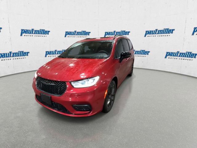 Used 2025 Chrysler Pacifica Limited image 5