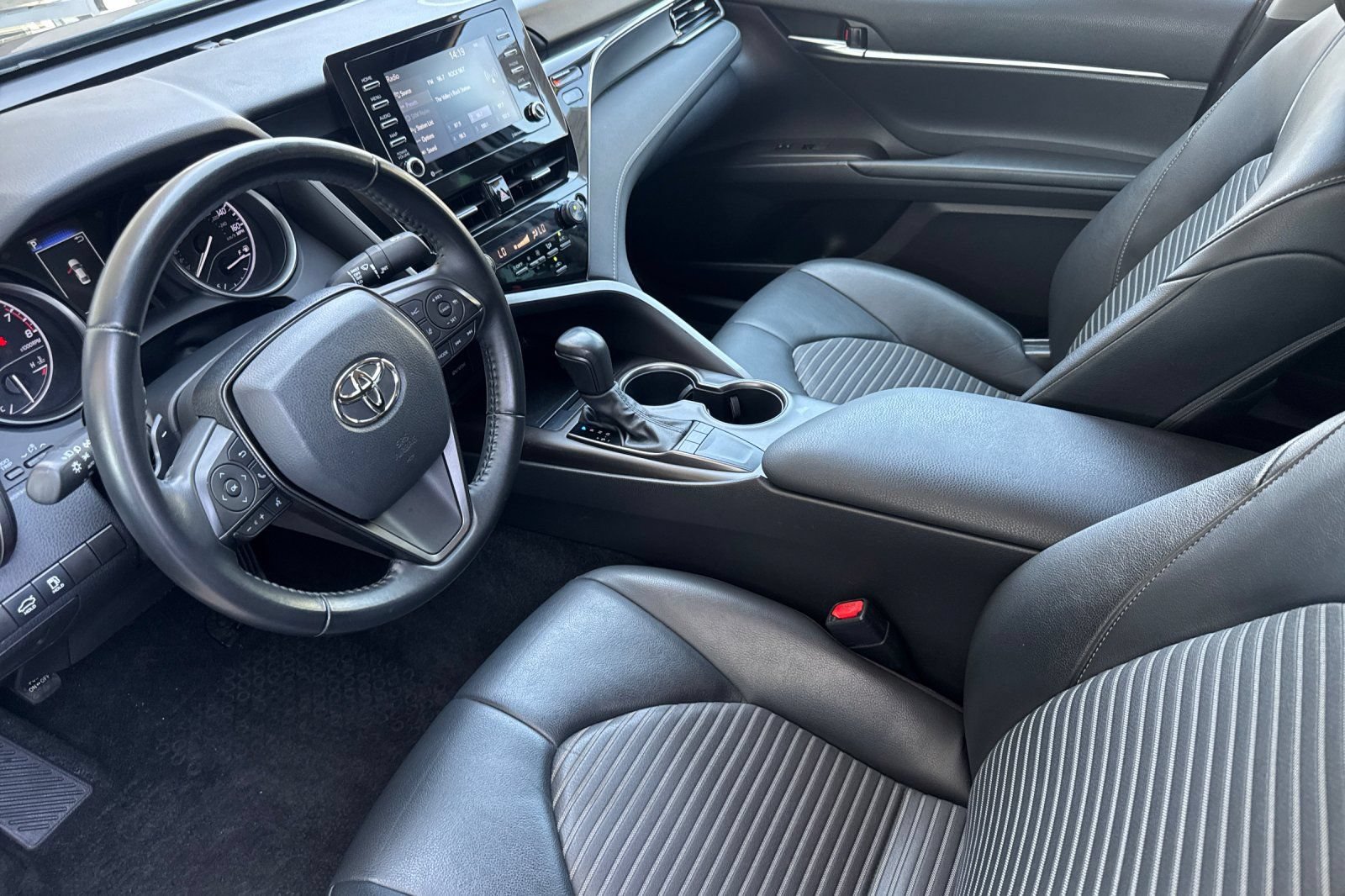 Used 2022 Toyota Camry SE FWD image 9