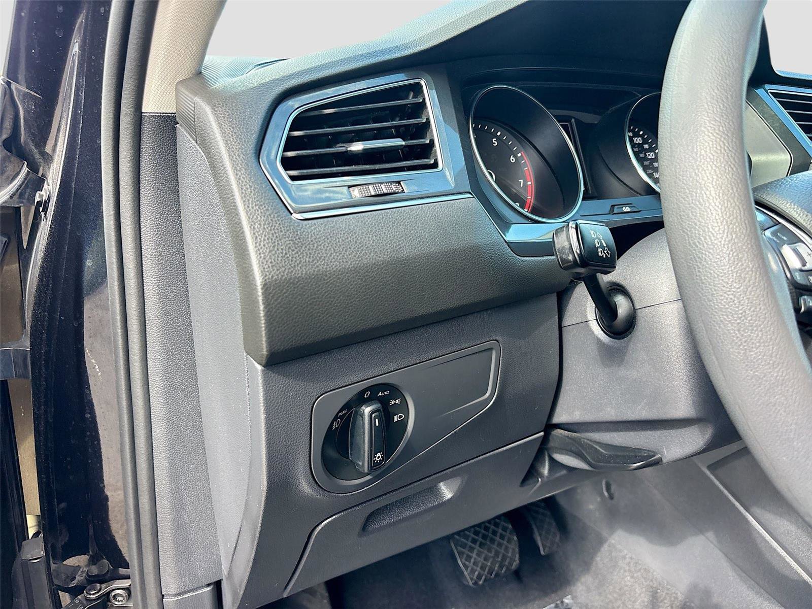 Used 2018 Volkswagen Tiguan S w/ Front Fog Lights Package image 11