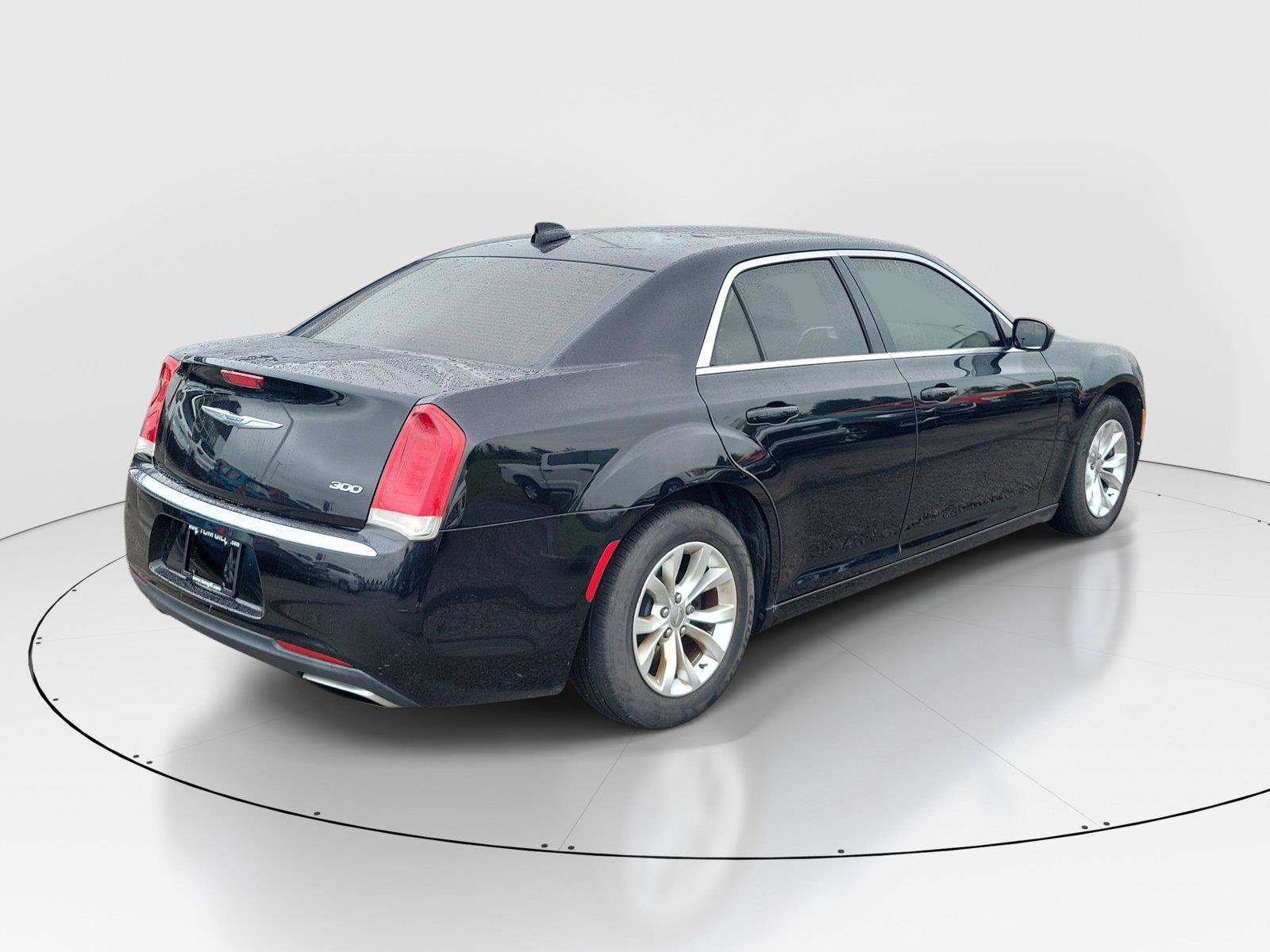 Used 2016 Chrysler 300 Limited RWD image 4