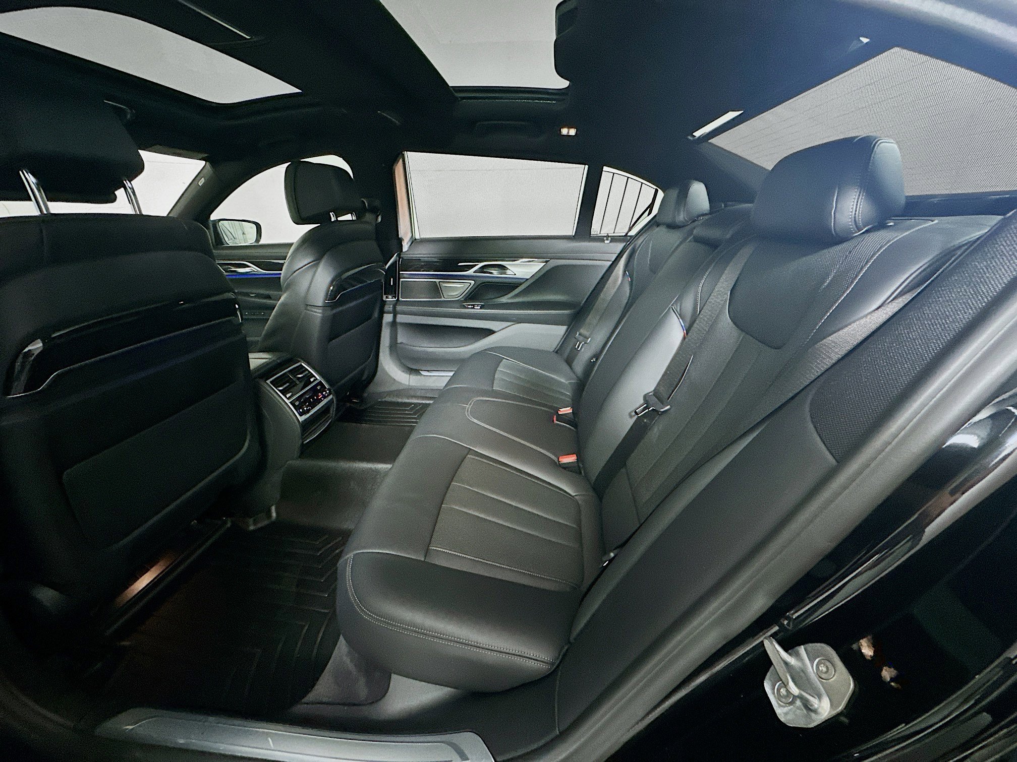 Used 2020 BMW 750i xDrive w/ Executive Package image 29